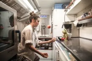 Cook juggling apples in the Morgenster’s galley